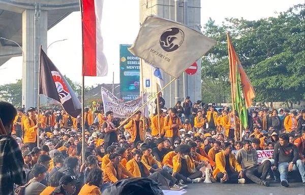 Aksi unjuk rasa mahasiswa di Fly Over Makassar (Dok: Atri KabarMakassar)