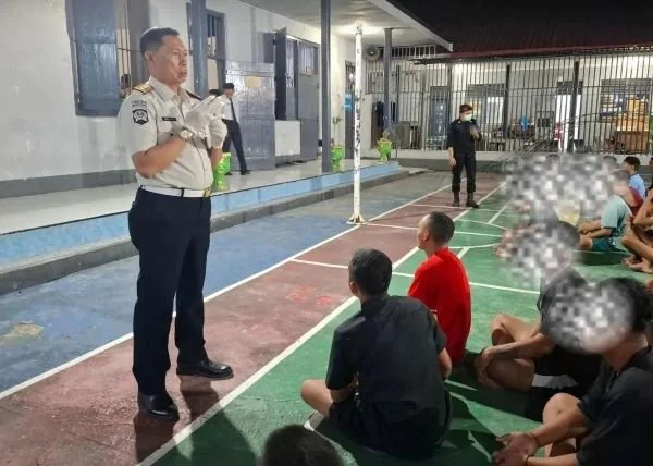 Petugas gabungan saat melakukan sidak di blok hunian Rutan Bantaeng. (Dok: Ist)