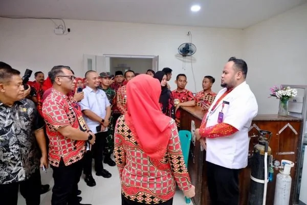 Bupati Gowa, Husniah Talenrang, meninjau langsung layanan di Puskesmas Bajeng (Dok: Ist).