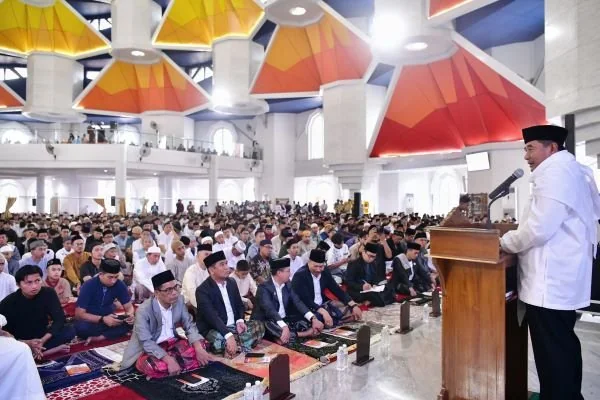Penjabat Gubernur Sulawesi Selatan (Sulsel), Bahtiar Baharuddin menyampaikan ucapan selamat hari raya Idulfitri kepada seluruh umat Islam dan masyarakat Indonesia.