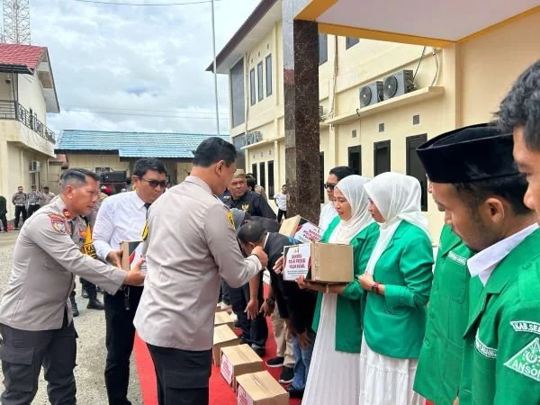 Kapolda Sulsel, Irjen Pol Yudhiawan saat membagikan sembako untuk disalurkan ke warga Kepulauan Selayar (Dok:Ist)