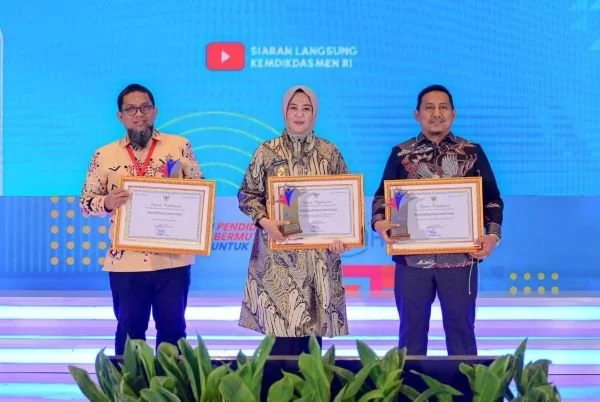 Wakil Gubernur Sulawesi Selatan, Fatmawati Rusdi bersama Kepala Dinas Pendidikan Sulawesi Selatan, Iqbal Nadjamuddin dan Kepala Bidang SMA Muhammad Nur Kusuma saat menerima tiga penghargaan nasional dari Kemendikbudristek RI (Dok: Ist)