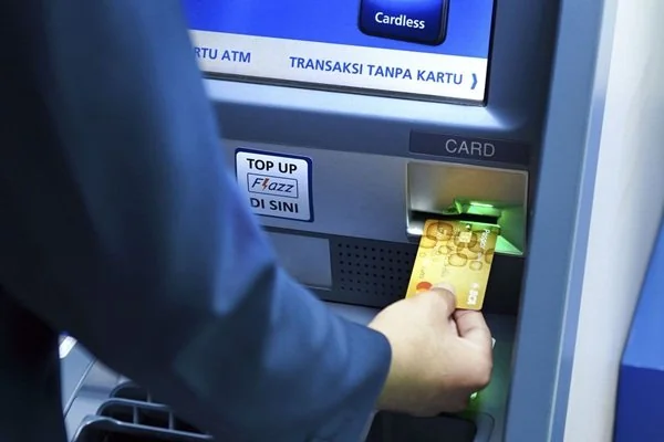 Ilustrasi penarikan tunai di ATM (Dok : Int).