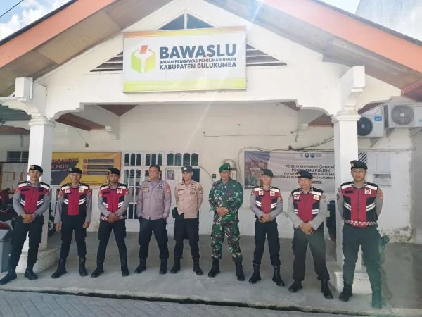 Anggota Polres Bulukumba Melakukan Patroli di Kantor Bawaslu Bulukumba (Dok : Ist).