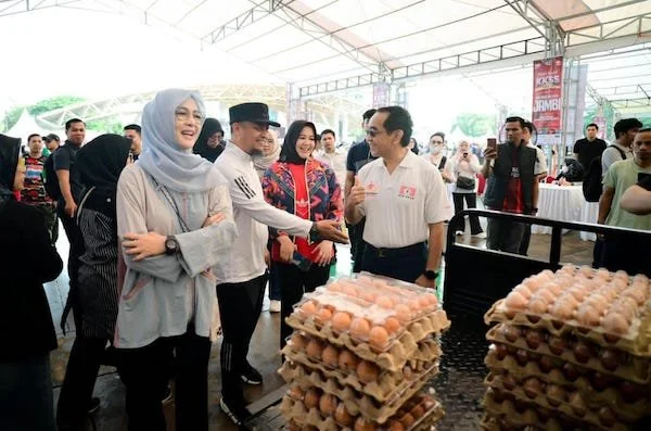 Gubernur Sulsel Andi Sudirman Sulaiman saat mengunjungi pasar sembako murah KKSS