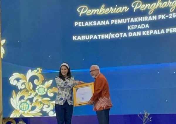 Wabup Bantaeng H Sahabuddin saat menerima penghargaan Pelaksana Pemutakhiran PK-25. Dok. Ist