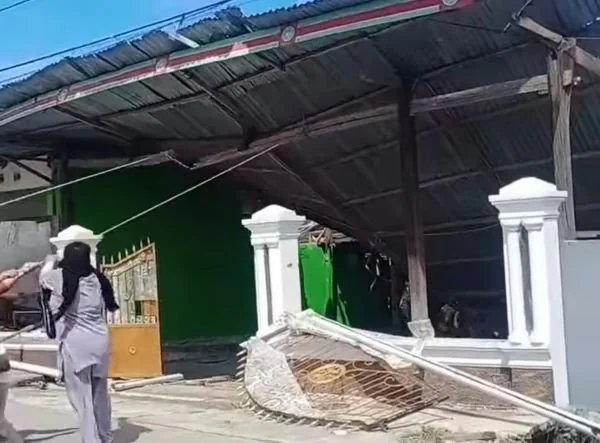 Kondisi rumah Sangkala saat dibongkar paksa Massa (Foto : Ist).