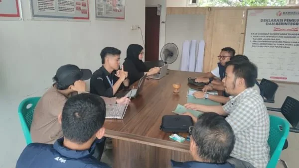 Warga saat melapor ke Kantor Bawaslu Mamuju (Dok : Ist).