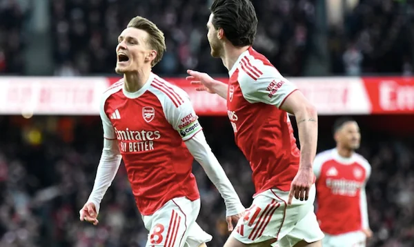 Martin Odegaard (kiri) dan Declan Rice (kanan) berselebrasi bersama usai pemain asal Norwegia itu mencetak gol pembuka saat menghadapi Brighton dalam pertandingan Premier League 25/26. (X/@Arsenal)