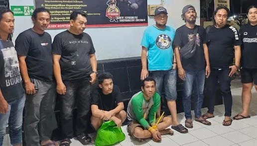 Reskrim Polsek Bontoala Saat Menyerahkan pelaku ke Reskrim Bone