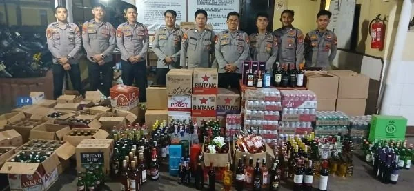Minuman beralkohol tanpa izin edar disita polisi (Dok: Ist).