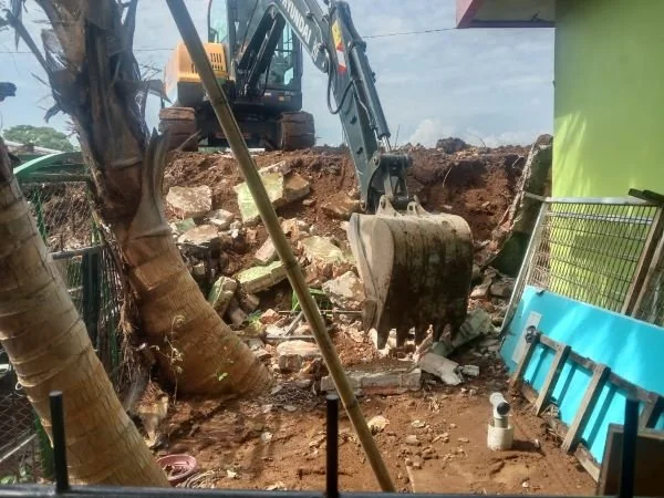 Tembok SDN Pannara yang roboh di Jalan Antang Raya Makassar (Dok : Ist).