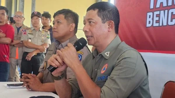 Kepala BPBD Sulsel, Amson Padolo dan Kepala BNPB, Letjen TNI Suharyanto.