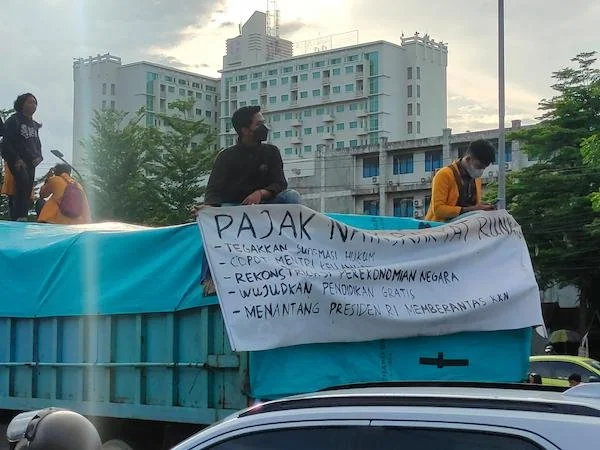 massa aksi melakikan orasi di atas mobil kontainer (Dok: Atri KabarMakassar)