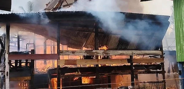 Rumah milik Dg Ngugi saat dilalap si jago merah. (Ullah).