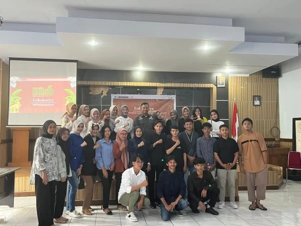 Relawan dan Tim Produksi Festival Budaya Ma'rampe-Rampe mengikuti Lokakarya Peningkatan Kapasitas Tenaga dan Lembaga Kebudayaan yang berlangsung di Aula Dinas Pendidikan dan Kebudayaan Luwu Utara.