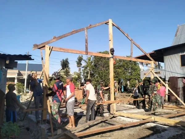Sejumlah Anggota TNI, Polri dan Pemda dari Satgas TMMD ke - 122 saat bergotong royong membangun rumah Maintang Dg Kebe (Dok : Ist).