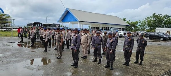 Proses pelepasan pendistribusian logistik di pulau-pulau di Kabupaten Pangkajene dan kepulauan, Provinsi Sulawesi Selatan. Foto dok KPU Pangkep