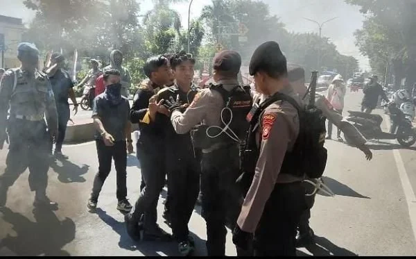 Suasana aksi unjuk rasa di depan Kantor Gubernur (Dok : Saleh KabarMakassar).