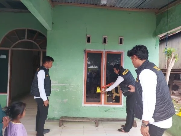 Kanit Pidum Polres Jeneponto, Ipda Nurhadi bersama timnya saat melakukan pra rekontruksi di Kediaman Nimah (Dok : Ist).