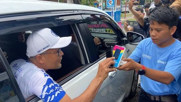 Penggunaan QRIS Tap dengan proses cepat dan mudah oleh Kepala Bank Indonesia Provinsi Sulawesi Selatan Rizki Ernadi Wimanda di Pantai Indah Bosowa (Dok: Nofi KabarMakassar)