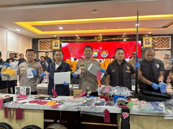 Konferensi pers Polda Sulsel terkait tersangka dan barang bukti kerusuhan DPRD di Makassar (Dok: Atri KabarMakassar).