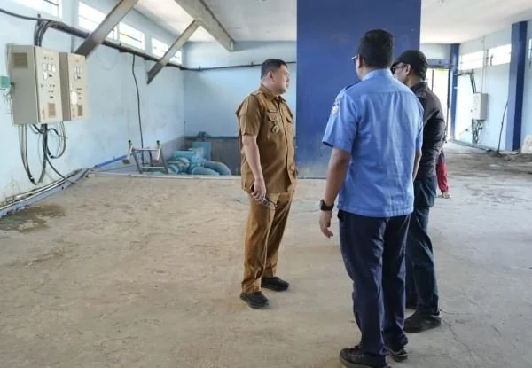 Wali Kota Makassar, Munafri Arifuddin saat Meninjau Aliran Air PDAM untuk Warga Utara Kota, (Dok: Ist).