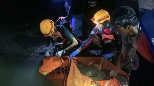 Tim SAR Gabungan saat mengevakuasi mayat pekerja jembatan Tarailu (Dok : Ist).