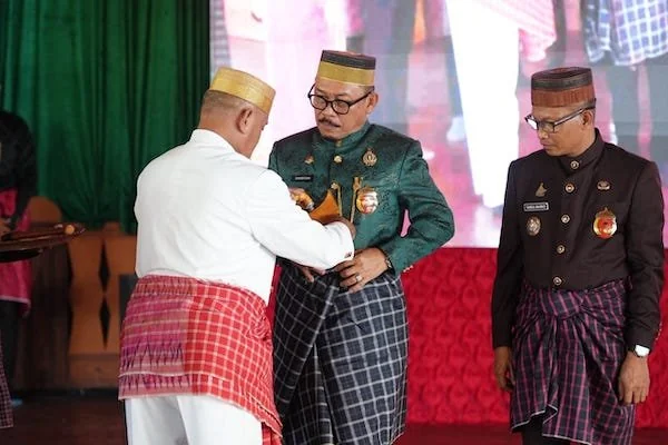 Gubernur Sulbar Suhardi Duka saat menerima penghargaan dari Pemangku adat Arajang Balanipa(dok:ist)