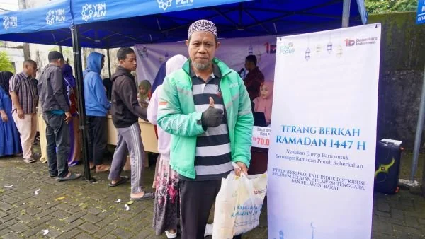 Senyum bahagia masyarakat usai mendapatkan paket sembako murah dalam program PLN “Terang Berkah Ramadan 1447 H.” (Dok: Ist)