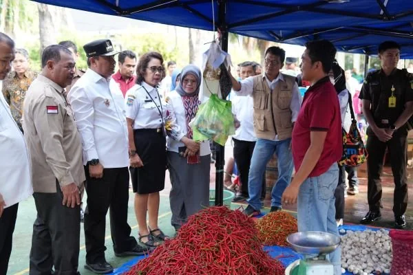 Pj Gubernur Sulbar bersama Forkopimda saat memantau pasar murah di Mamuju (Dok : Ist).