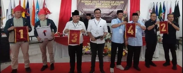 Empat Pasangan Calon (Paslon) Bupati saat mengikuti tahapan pencabutan nomor urut Pilkada serentak 2024 di Gedung KPU Jl. Lingkar. (Foto/ullah).