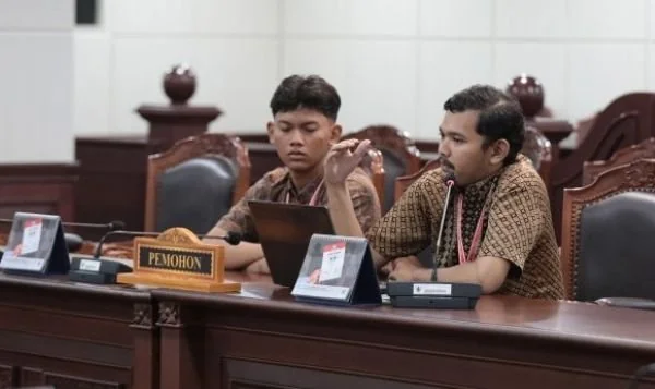 Alif Rahman dan Usyman Affan, Pemohon Pengujian UU Pekerja Sosial dan UU Penanganan Fakir Miskin (Dok: Ist).
