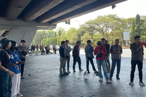 Massa Aksi Kawal Putusan MK di Flyover, Makassar (Dok : Andini KabarMakassar).