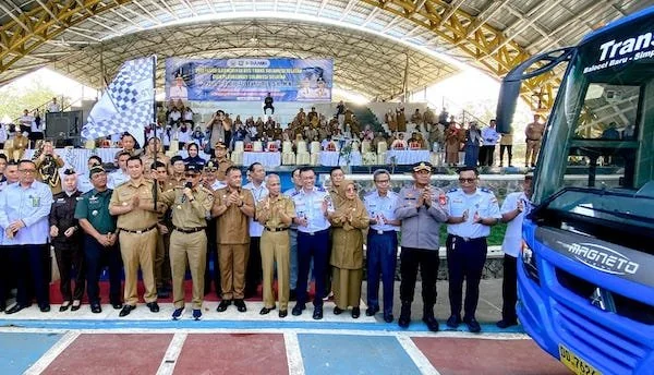 Pj Gubernur Sulsel, Prof Zudan Arif Fakrulloh dan Kepala Dishub Sulsel, Andi Erwin Terwo saat launching Bus Trans Sulsel (Dok: Int)