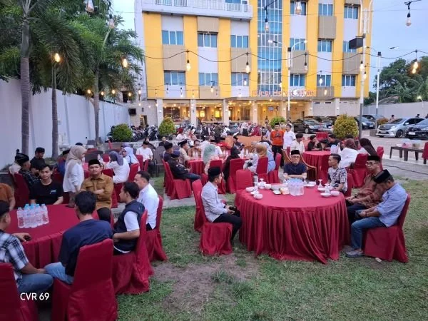 Bupati Bantaeng, M. Fathul Fauzy Nurdin, buka puasa bersama dengan insan pers dan lembaga swadaya masyarakat (LSM) di Halaman Hotel Kirei Bantaeng. (Dok: Ist)