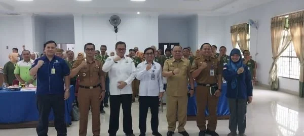 Puluhan Petani mengikuti Sekolah Lapang Iklim (SLI) Tematik di Aula Dinas Pertanian Kabupaten Jeneponto, Sulawesi Selatan. Selasa (5/3).