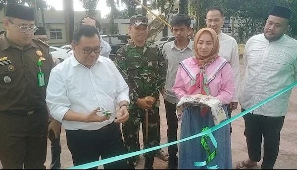 Bupati Takalar Saat Gunting Pita Pembukaan Takjil 2025 (Foto : Dok. Saleh Sibali KabarMakassar).