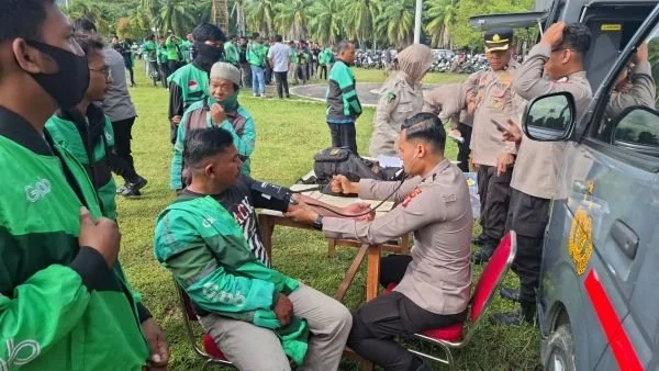 Biddokkes Polda Sulbar saat melakukan pemeriksan kesehatan gratis kepada pengemudi Ojek online di Mamuju (Dok : Ist).