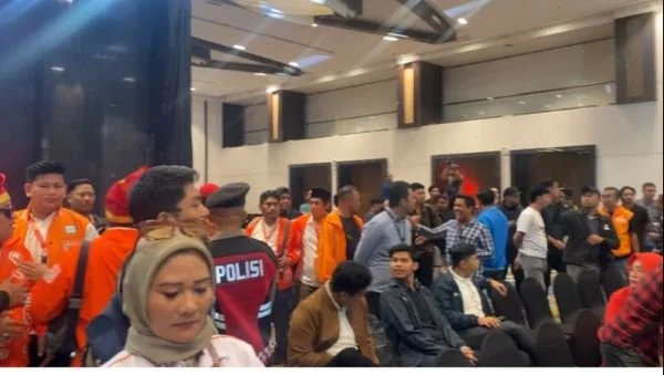 Keributan yang terjadi di dalam tuangan debat (Dok: Atri KabarMakassar).