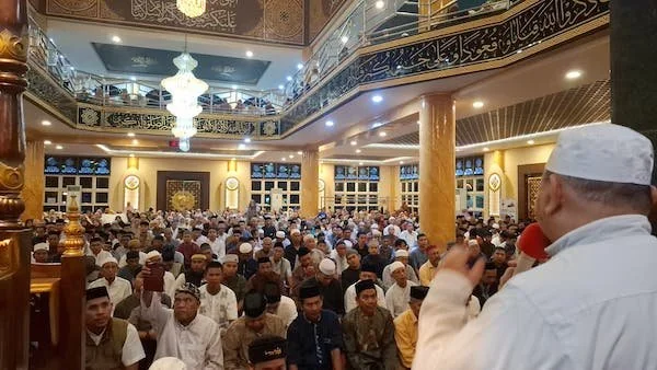 Ketua Yayasan Jamaah Masjid Agung Jeneponto, dr Syafruddin Nurdin, saat menyampaikan klarifikasi batalnya Ustadz Das'ad Latif bawakan tausiah Tablihg Akbar. (Foto/ist).
