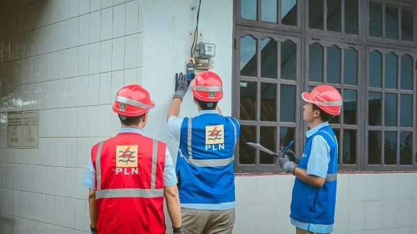 Petugas PLN memeriksa kWh meter pelanggan di Kota Pare-Pare, Sulawesi Selatan. (Dok: Ist)