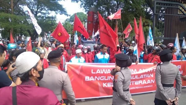 Sejumlah massa aksi dari Aliansi Pejuang Demokrasi melakukan demonstrasi memperingati hari buruh Internasional. (Dok: Ist)