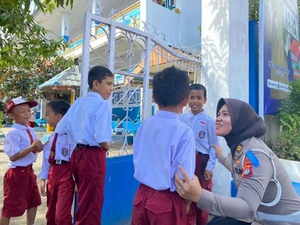 Personel Ditlantas Polda Sulbar saat mengedukasi anak anak sekolah.