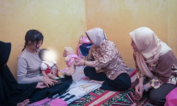 Ketua Tim Penggerak Pemberdayaan dan Kesejahteraan Keluarga (TP PKK) Kota Makassar, Indira Yusuf Ismail saat mengunjungi bayi korban kekerasan oleh pacar ibunya (Dok : Ist).