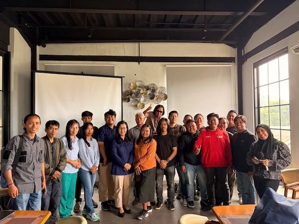 Foto bersama Kepala cabang BPJS Kesehatan cabang Makale  Natalia Pangelo dan staf bersama Jurnalis Toraja di lantai 2 pleton cafe Rantepao Toraja Utara, Kamis (2/7/2026). Dok. Jerni