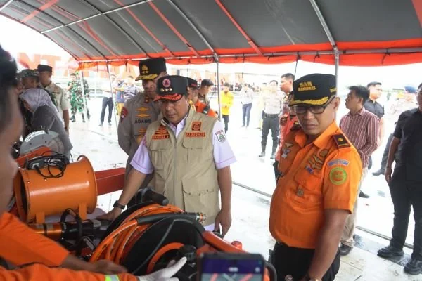 Pj Gubernur saat mengecek peralatan kesiapsiagaan (Dok : Ist).