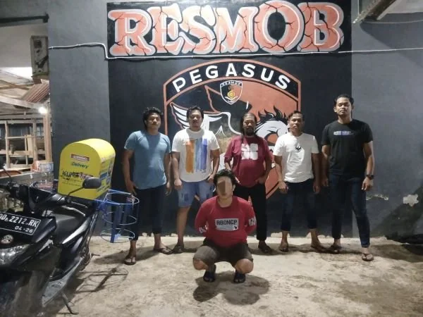 Terduga pelaku berinisial RH alias H (23) saat diamankan Tim Resmob Pegasus Polres Jeneponto. Dok. Ist