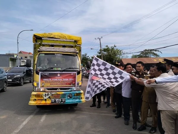 Kepolisian Resort (Polres) Jeneponto, Polda Sulsel saat melakukan pengawalan ketat Pendistribusian logistik secara serentak untuk Pemilihan Kepala Daerah (Pilkada) Tahun 2024 di Gudang Logistik KPU Jeneponto. (Ist).
