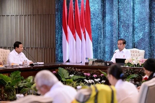 Presiden RI Joko Widodo dan Menteri Pertahanan sekaligus Presiden terpilih RI Prabowo Subianto saat sidang kabinet paripurna di  Istana Garuda, Ibu Kota Nusantara (IKN), Kalimantan Timur (Kaltim), Senin (12/8/2024). ANTARA/HO-Muchlis Jr-Biro Pers Sekretar